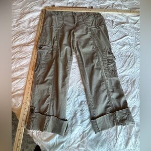 Stylish Women's Cropped Cargo Pants - Olive